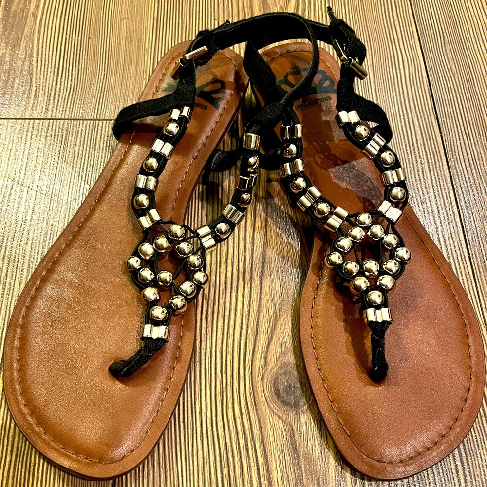LIKE NEW sassy black knit & gold bead slingback Fergalicious flat sandal Sz 9-10